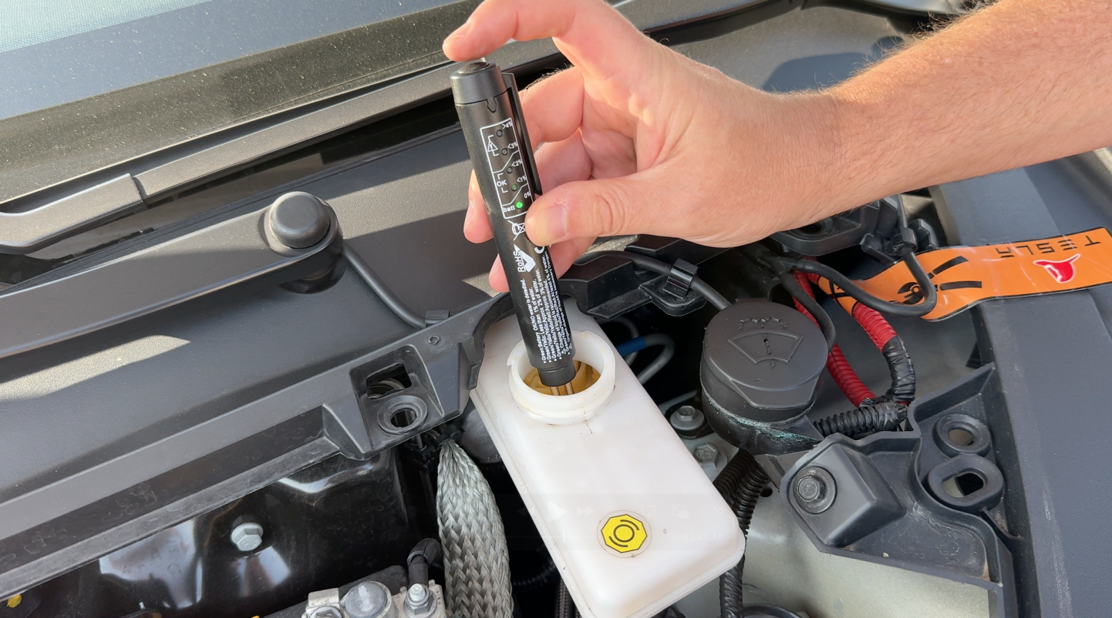 Controler le liquide de Frein Tesla