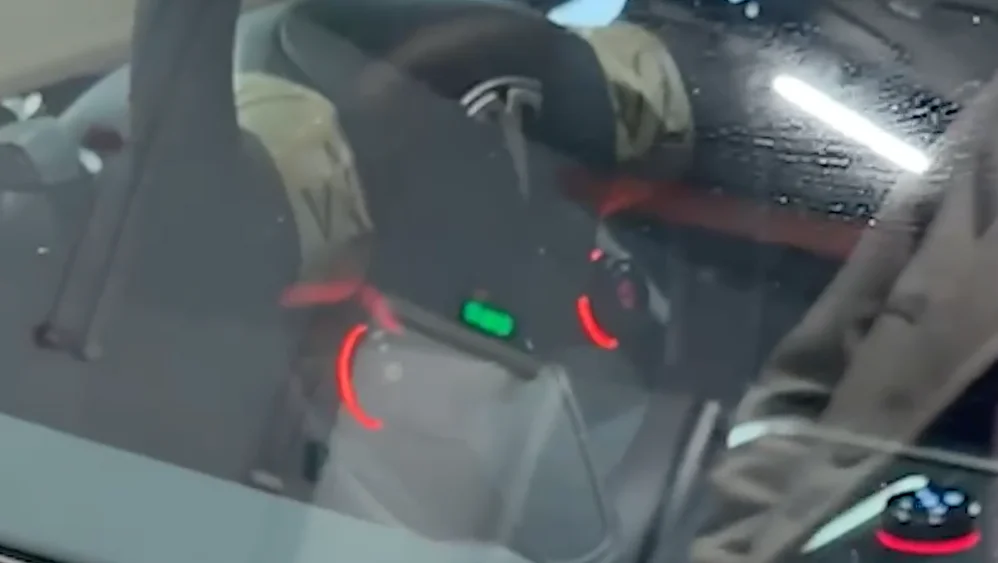 Boutons de commandes au volant Tesla - Crédit : Enhance
