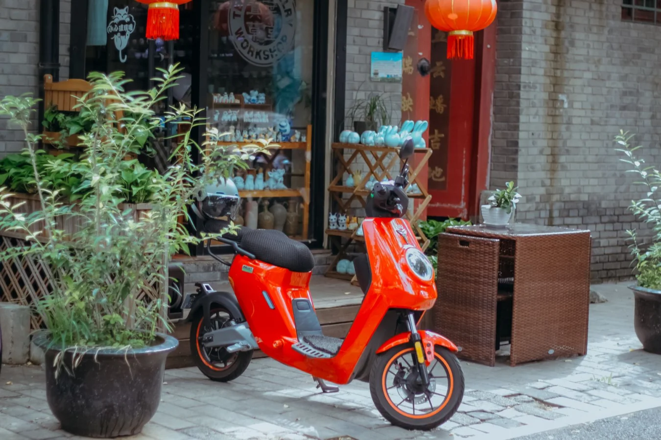 Scooter électrique en complément d'une Tesla en ville